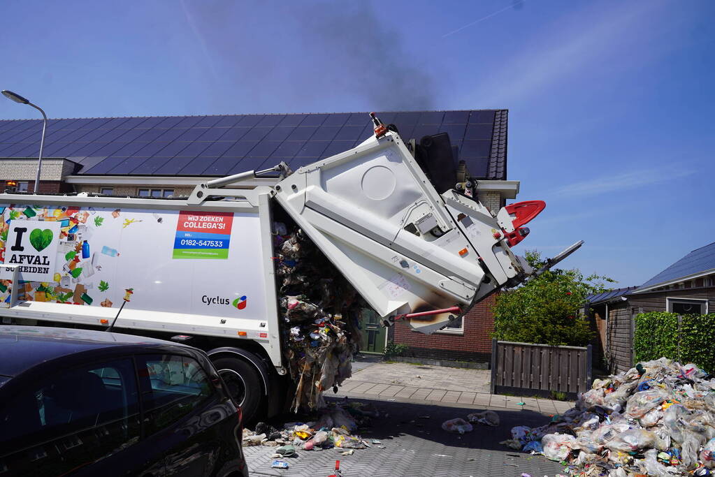 Vuilniswagen dumpt afval op straat vanwege brand