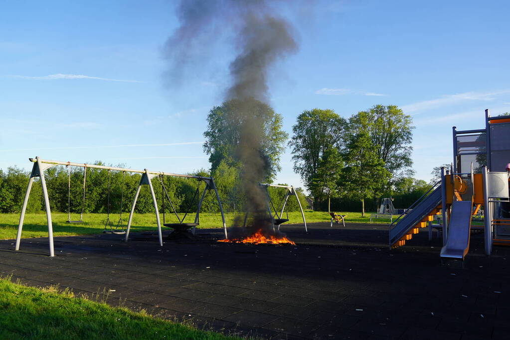 Matten van speeltuin in brand