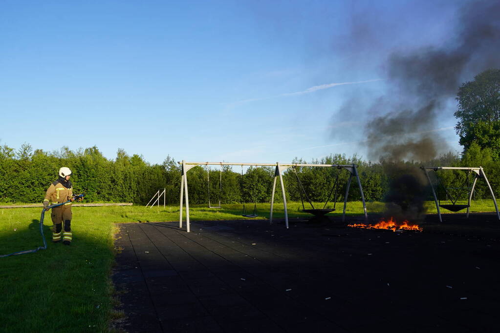 Matten van speeltuin in brand