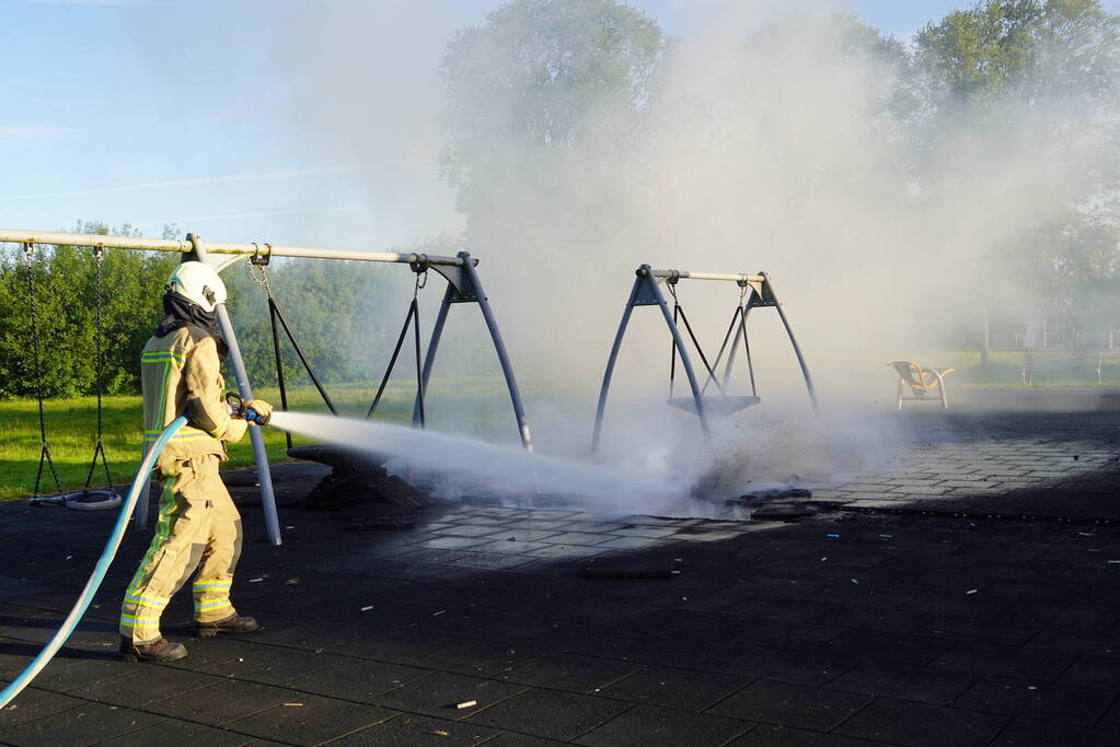 Matten van speeltuin in brand