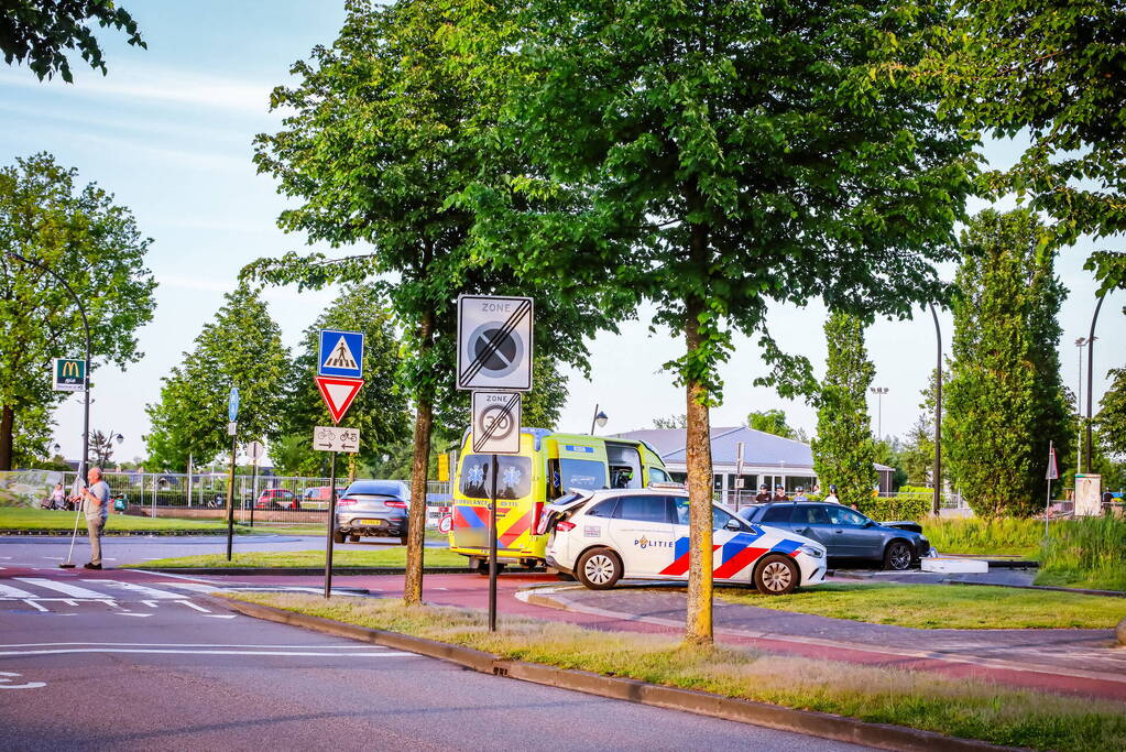 Automobilist vliegt over de rotonde botst op lantaarnpaal