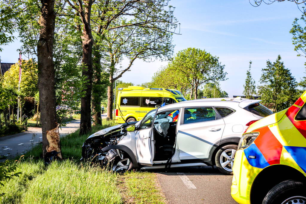 Twee gewonde na frontale botsing tegen boom