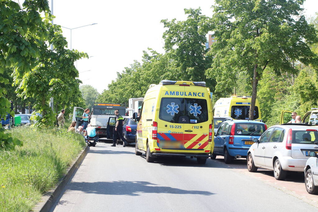 Automobilist botst achterop bestelbus