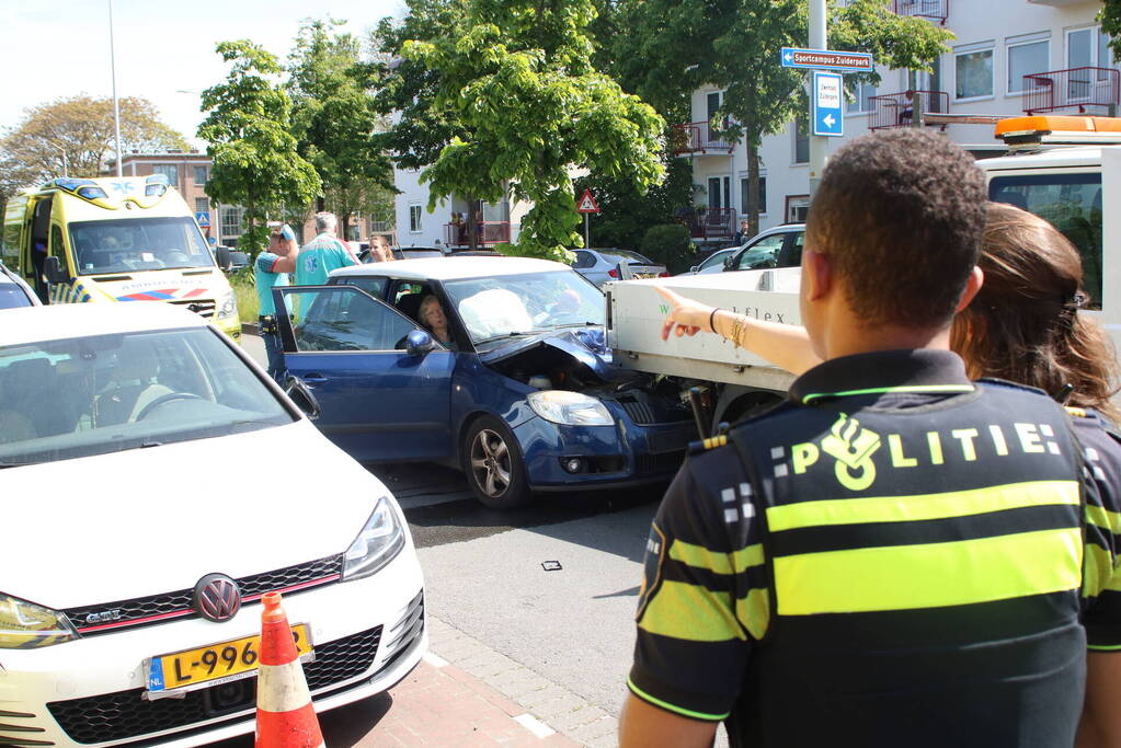 Automobilist botst achterop bestelbus