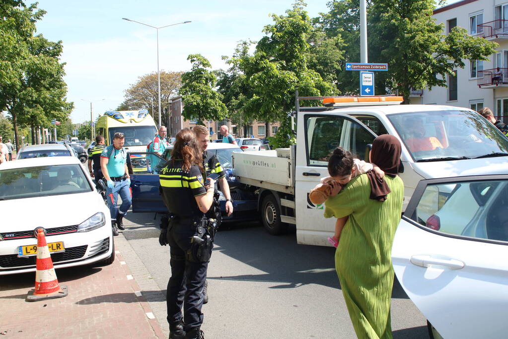 Automobilist botst achterop bestelbus