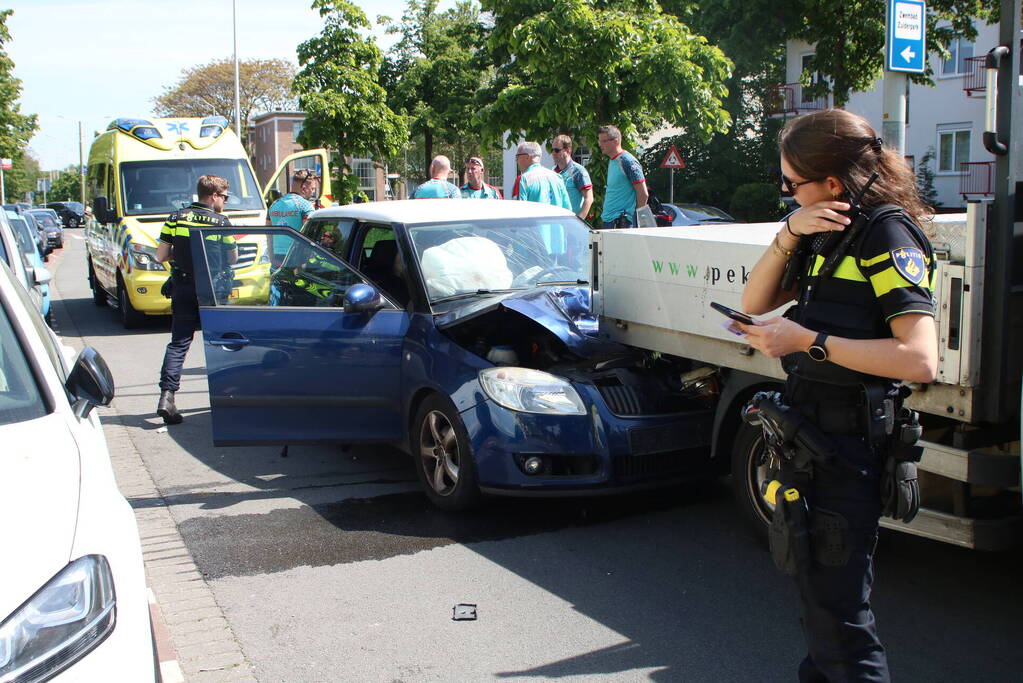 Automobilist botst achterop bestelbus