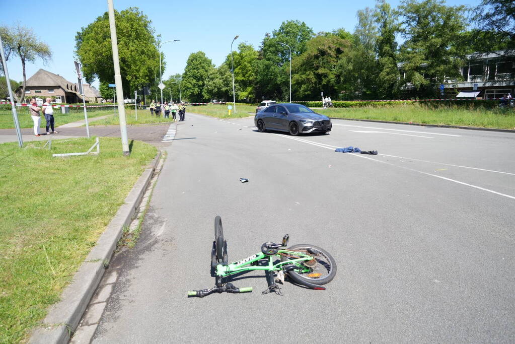 Kind op fiets zwaargewond bij botsing met auto