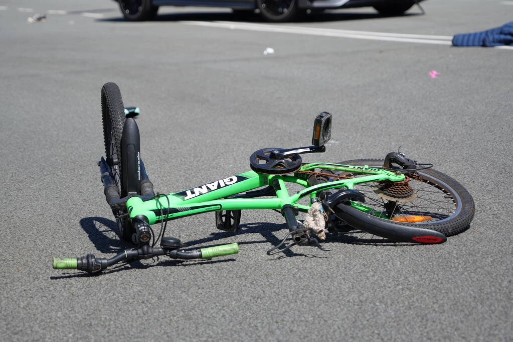 Kind op fiets zwaargewond bij botsing met auto