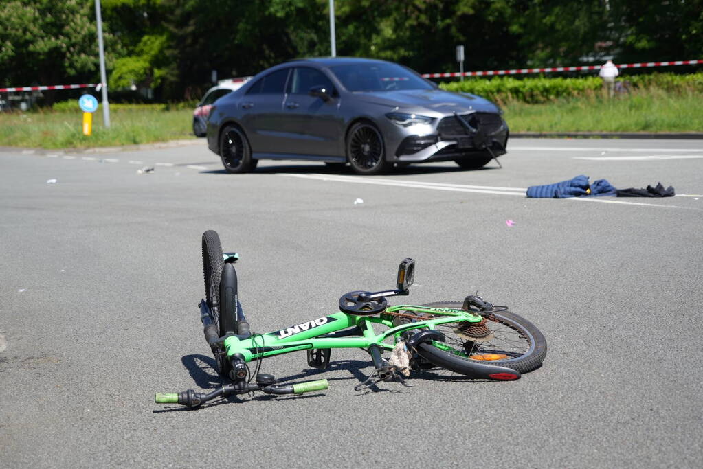 Kind op fiets zwaargewond bij botsing met auto