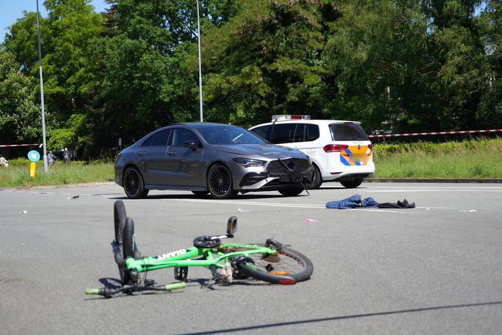 Kind op fiets zwaargewond bij botsing met auto