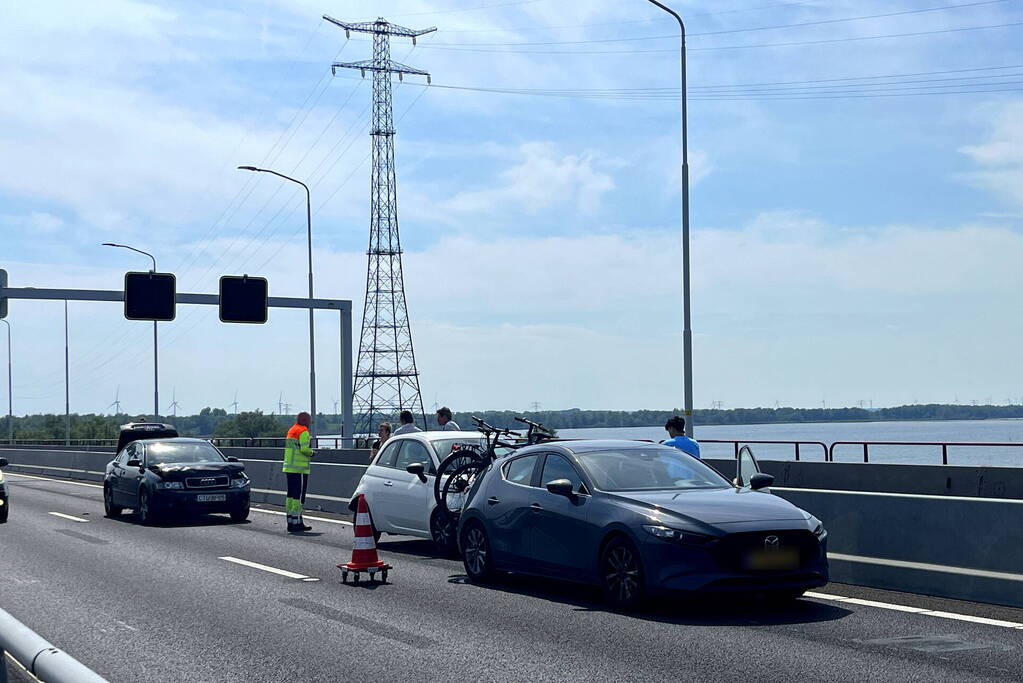 Kettingbotsing op Haringvlietbrug