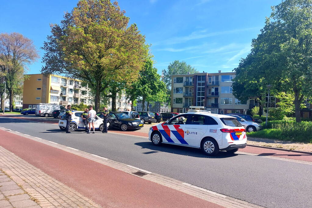 Auto dwars op de straat bij botsing