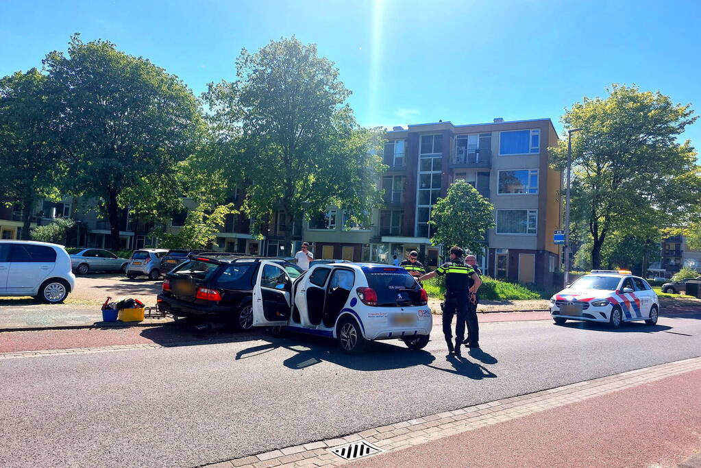 Auto dwars op de straat bij botsing