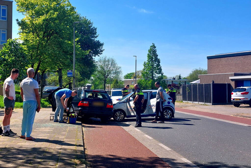 Auto dwars op de straat bij botsing