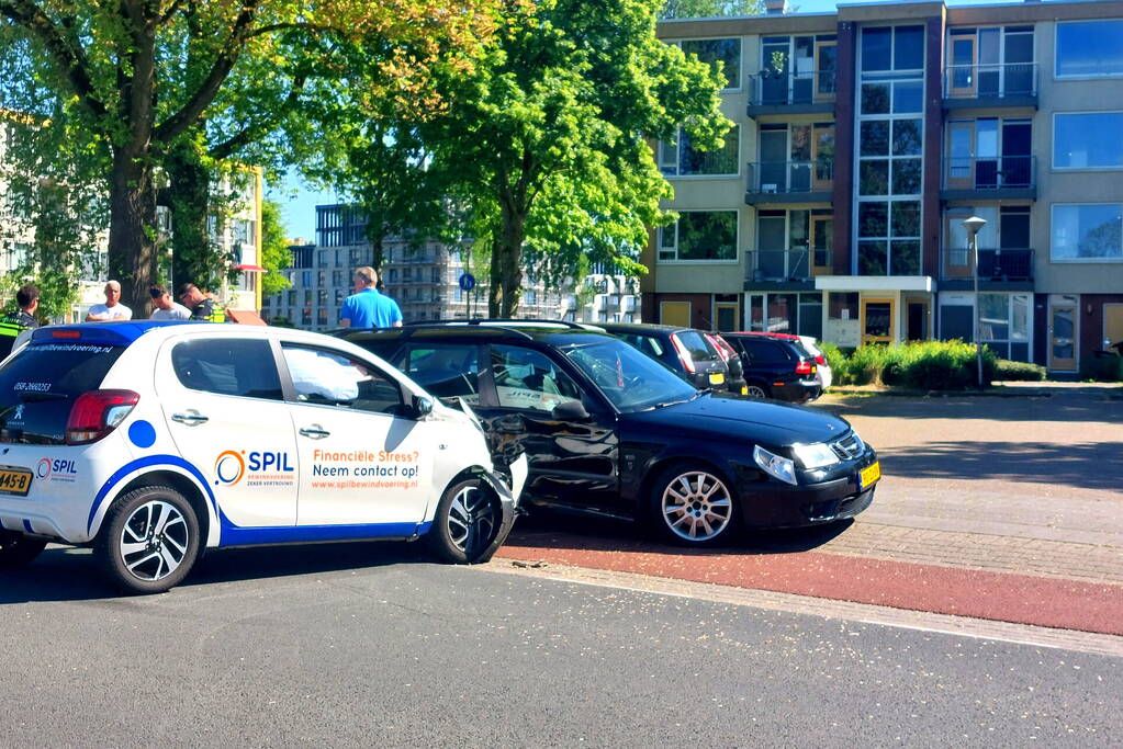 Auto dwars op de straat bij botsing