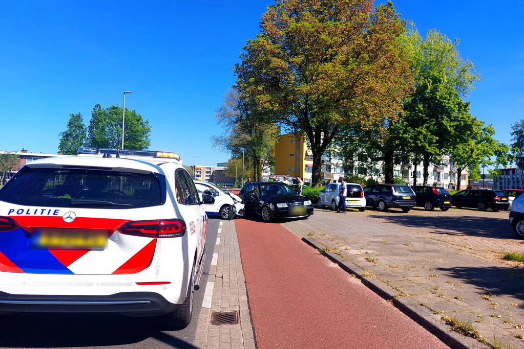 Auto dwars op de straat bij botsing