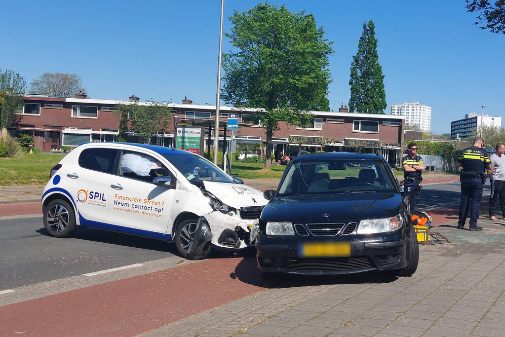 Auto dwars op de straat bij botsing