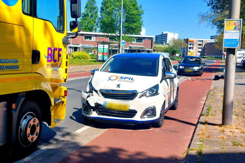 Auto dwars op de straat bij botsing