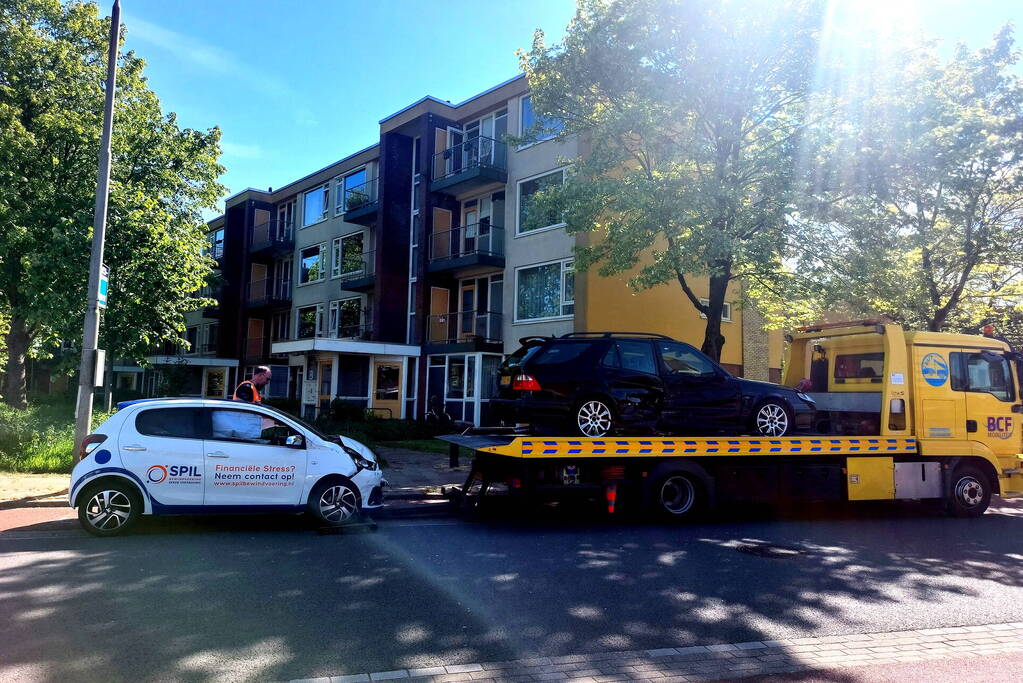 Auto dwars op de straat bij botsing