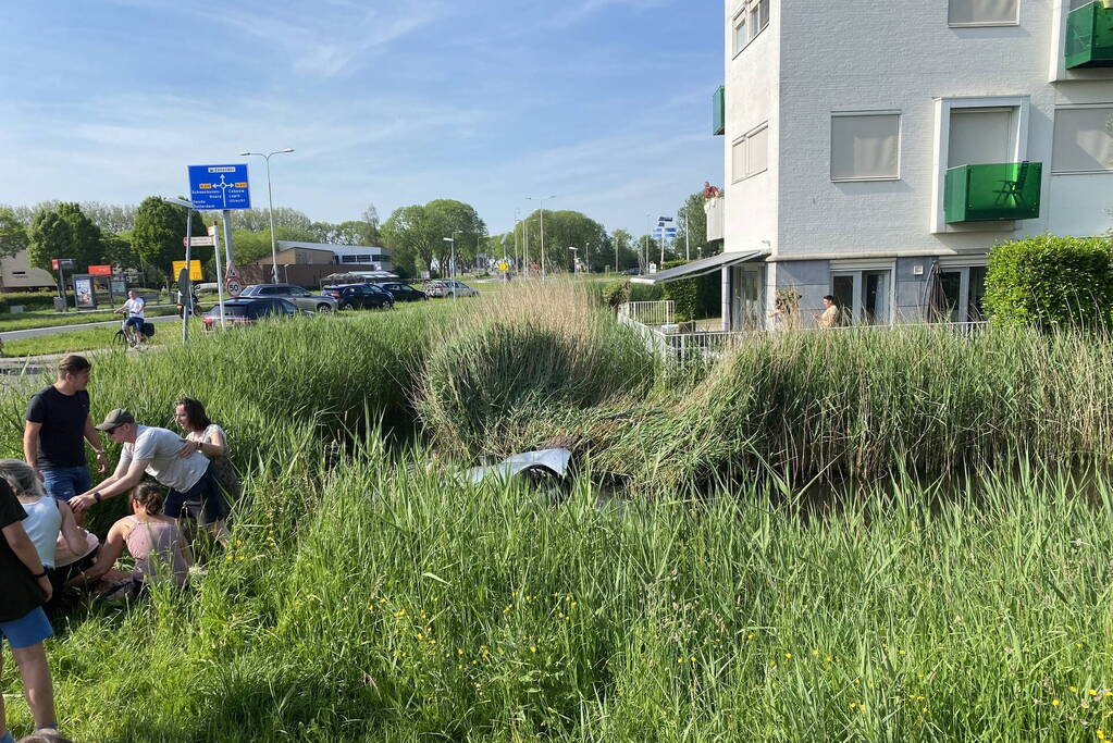 Auto raakt van de weg belandt in sloot