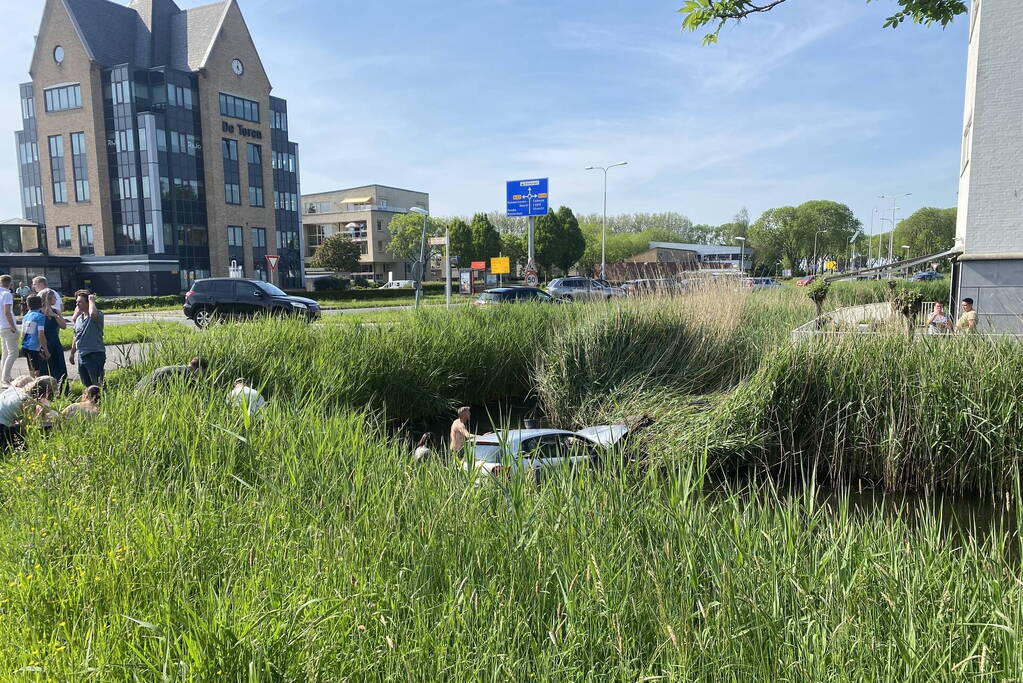 Auto raakt van de weg belandt in sloot