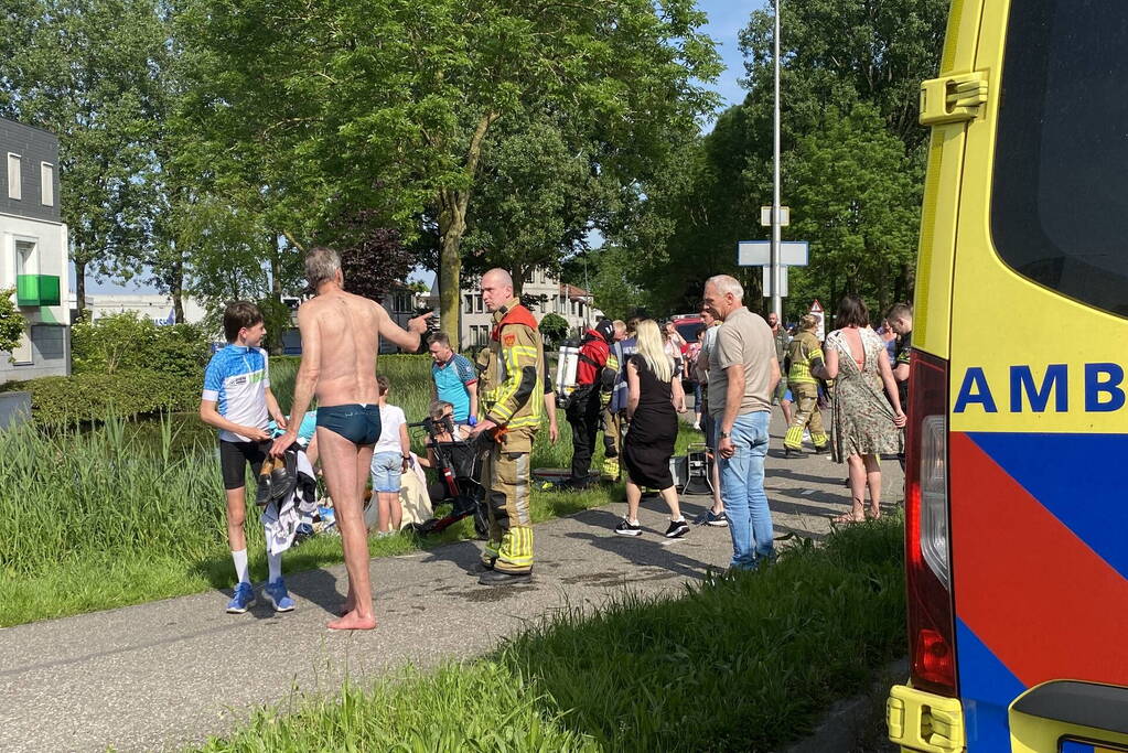 Auto raakt van de weg belandt in sloot