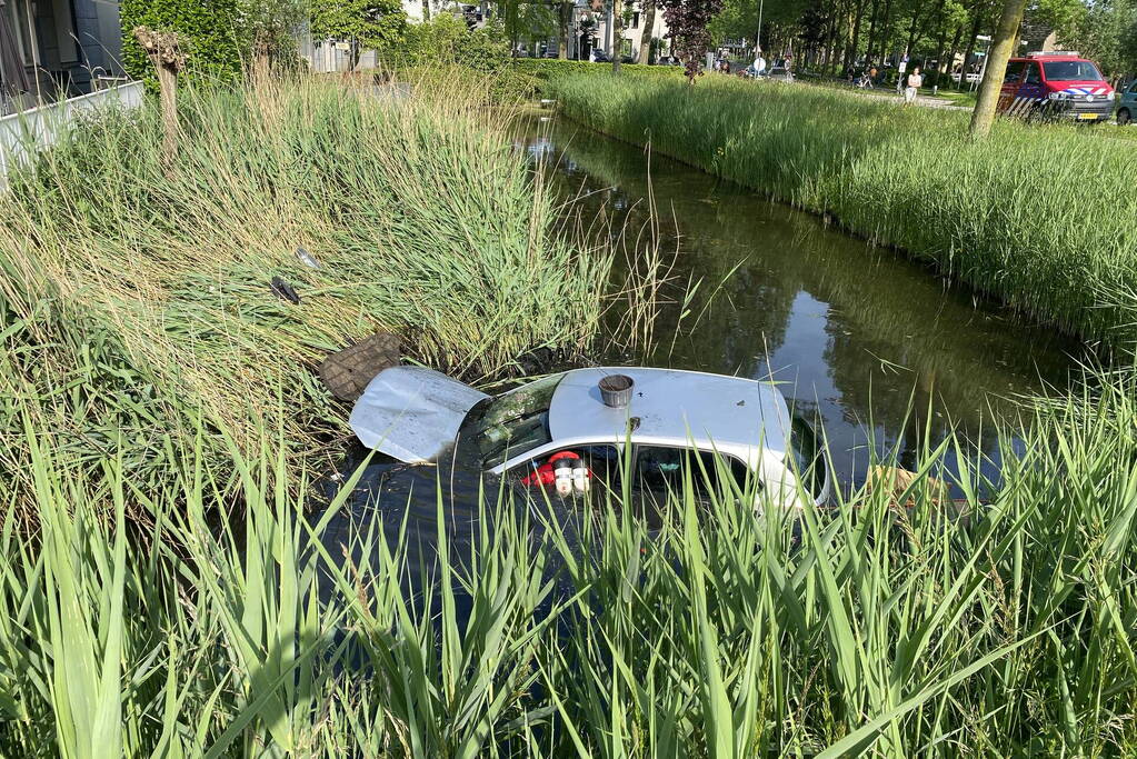 Auto raakt van de weg belandt in sloot