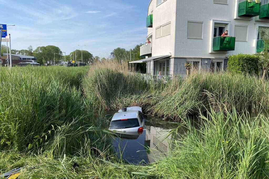 Auto raakt van de weg belandt in sloot