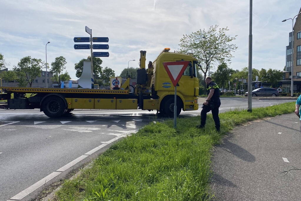 Auto raakt van de weg belandt in sloot