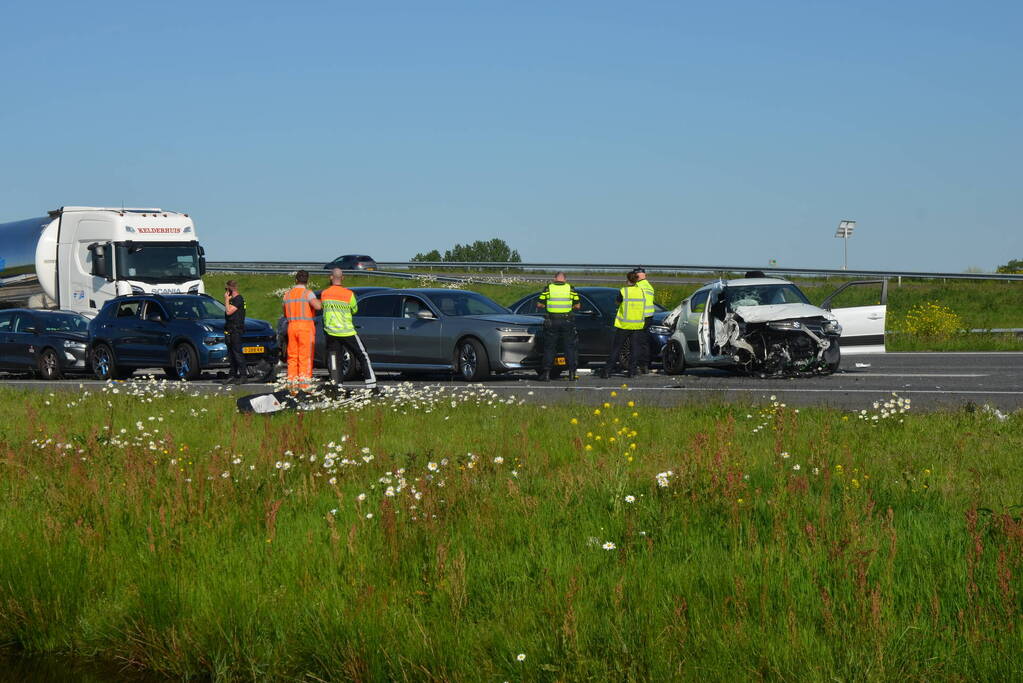 Meerdere voertuigen bij ernstig ongeval op snelweg