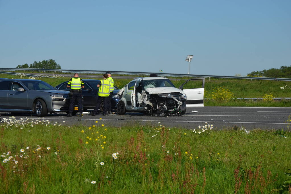 Meerdere voertuigen bij ernstig ongeval op snelweg