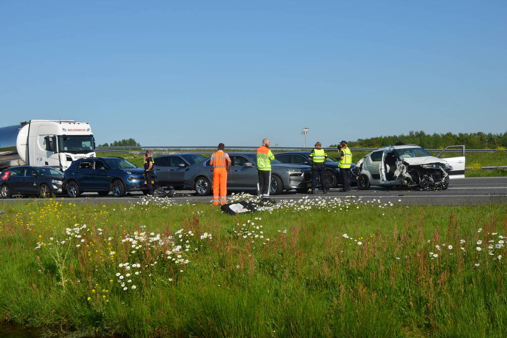 Meerdere voertuigen bij ernstig ongeval op snelweg