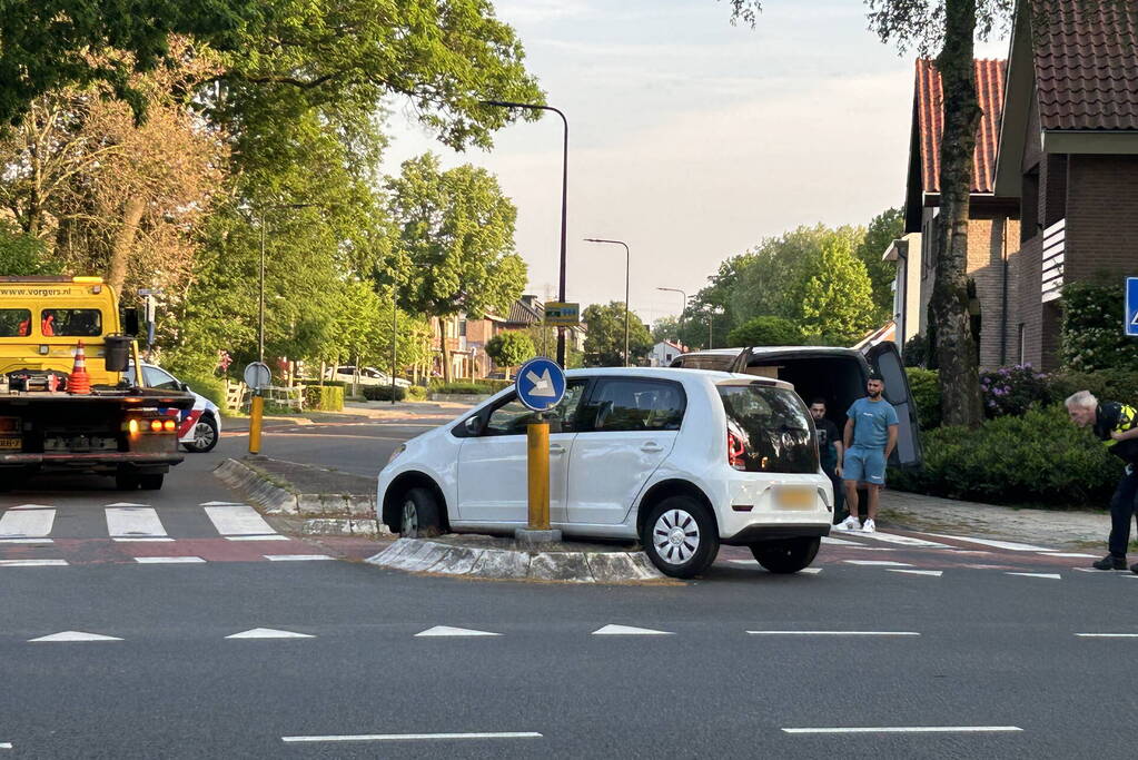 Auto vast op vluchtheuvel