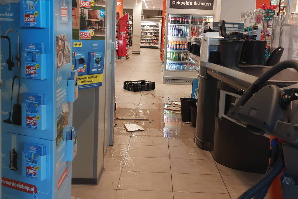 Wateroverlast in Albert Heijn door gesprongen leiding