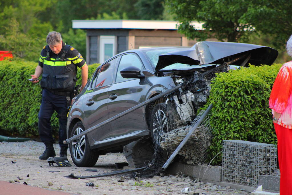 Automobilist verliest macht over het stuur en richt ravage aan