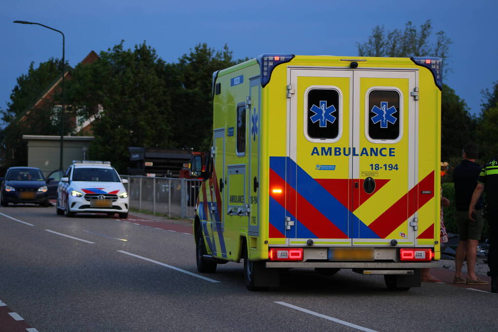 Automobilist verliest macht over het stuur en richt ravage aan