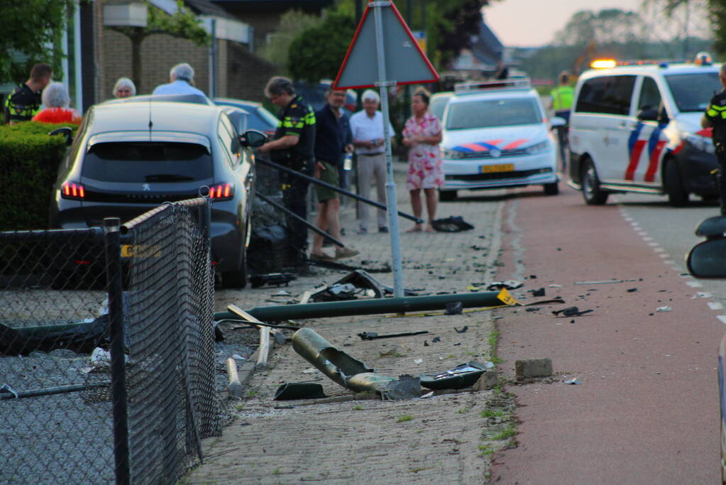 Automobilist verliest macht over het stuur en richt ravage aan