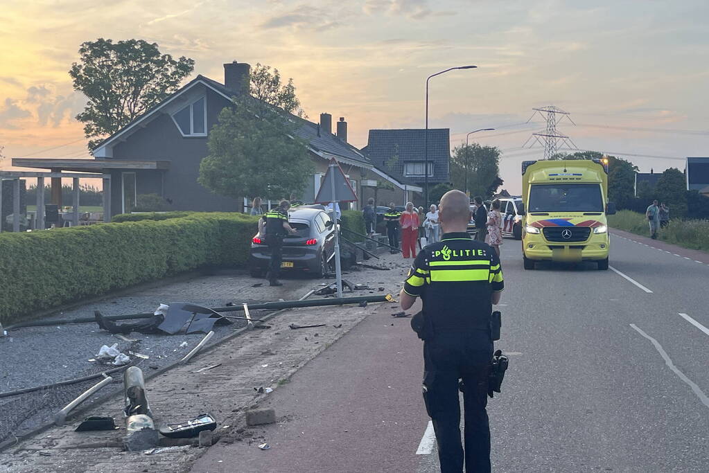 Automobilist verliest macht over het stuur en richt ravage aan