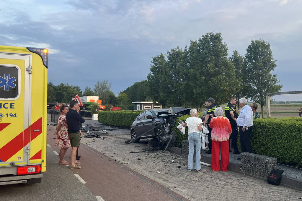 Automobilist verliest macht over het stuur en richt ravage aan