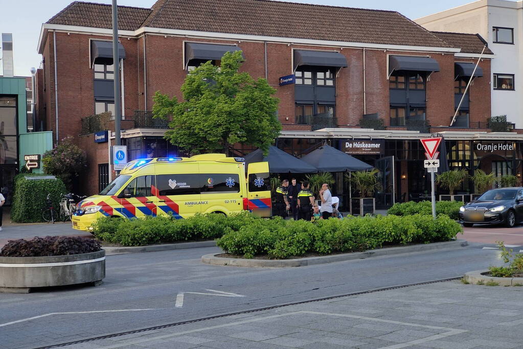 Voetganger en automobilist in botsing