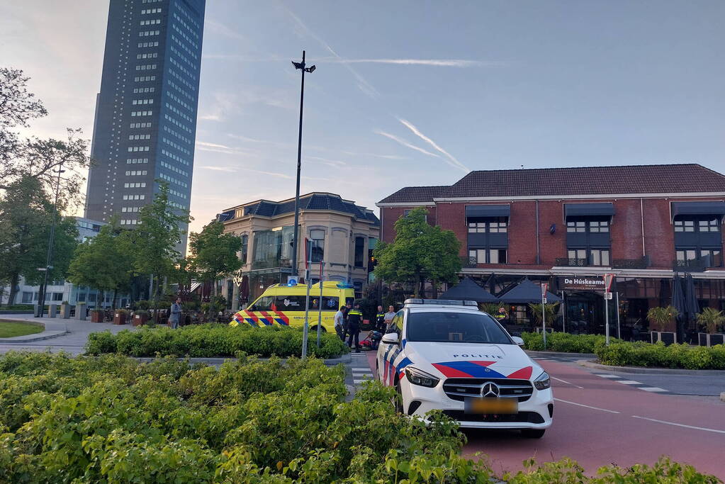 Voetganger en automobilist in botsing