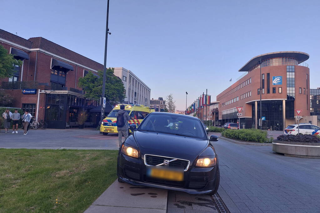 Voetganger en automobilist in botsing