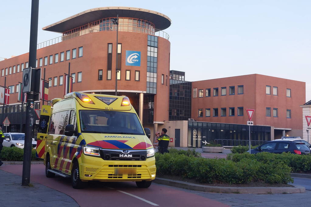 Voetganger en automobilist in botsing