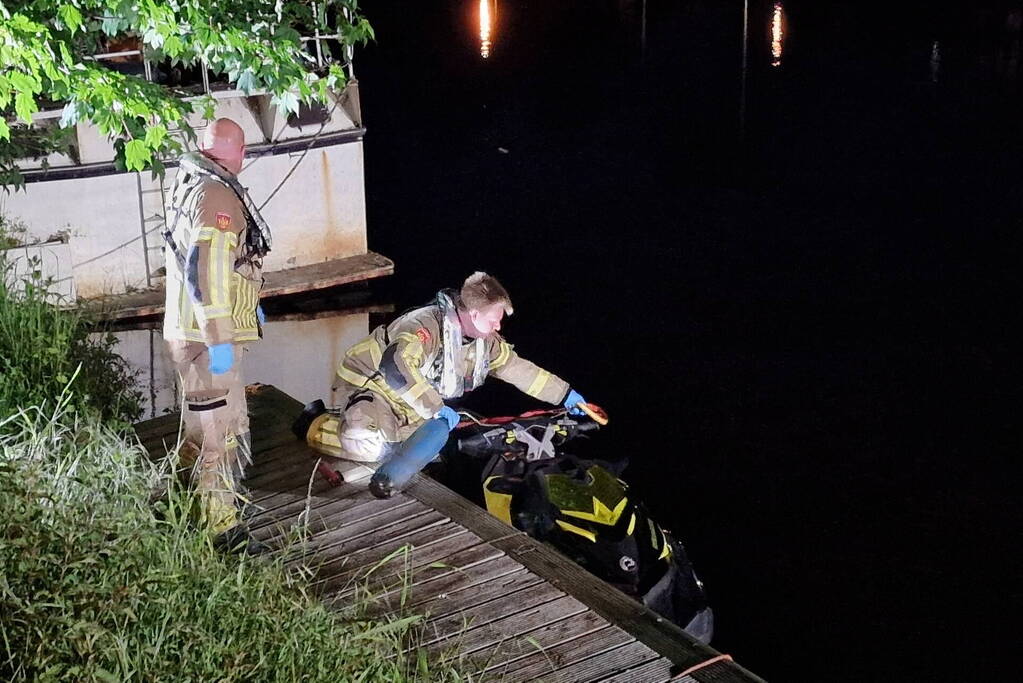 Opzittende waterscooter raakt zwaargewond