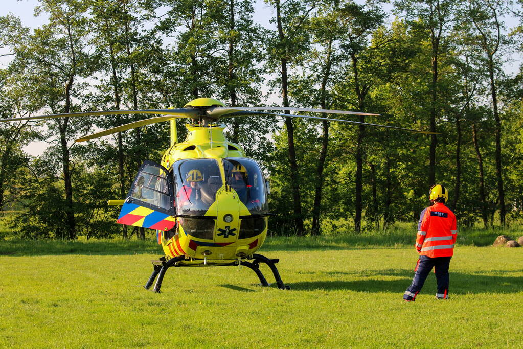 Traumahelikopter landt op voetbalveld