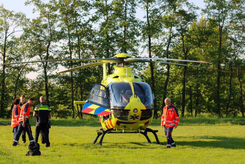 Traumahelikopter landt op voetbalveld