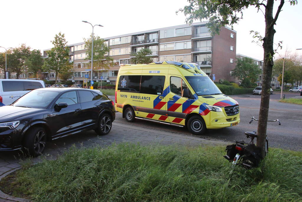 Fietser en automobilist botsen met elkaar