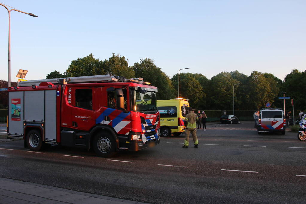 Fietser en automobilist botsen met elkaar