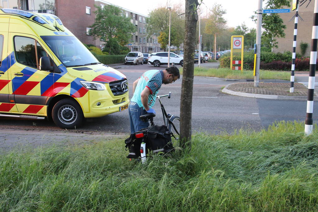 Fietser en automobilist botsen met elkaar