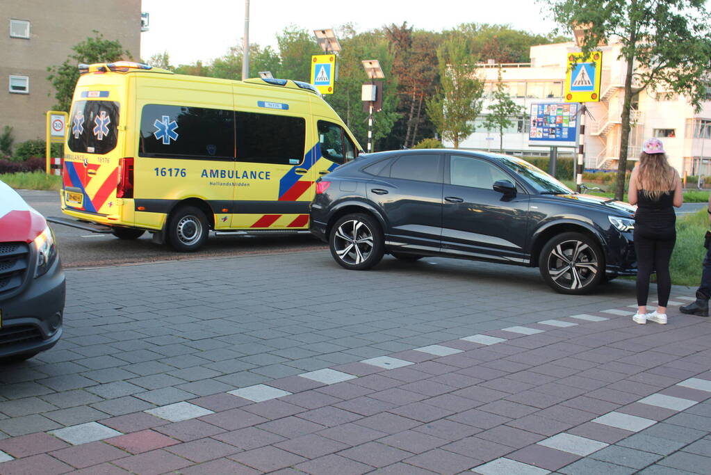 Fietser en automobilist botsen met elkaar